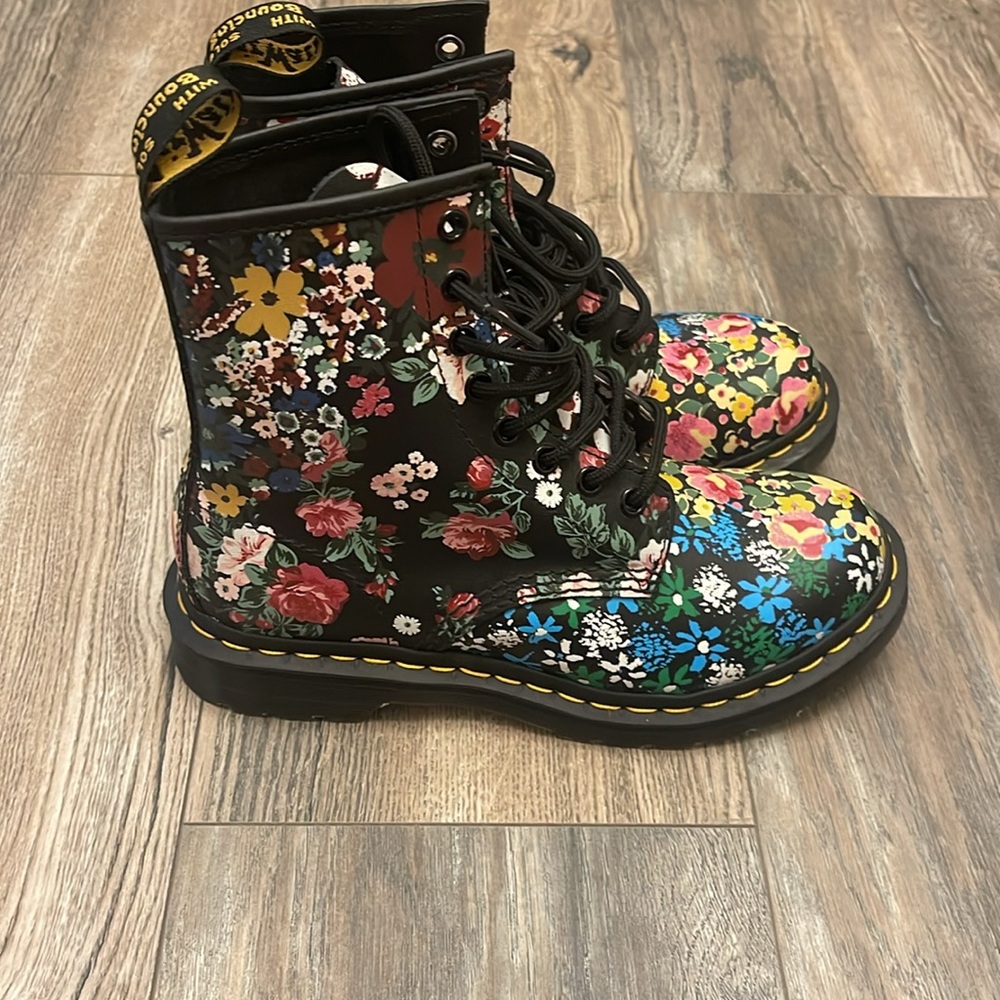 Dr.Martens Limited Edition Floral Mash Size 6 Women’s